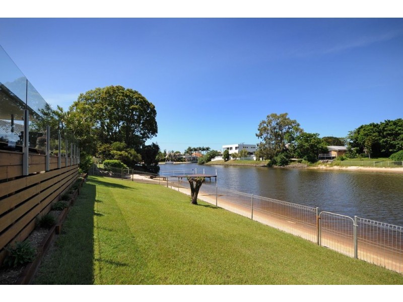 16 Aroona Av, Broadbeach Waters QLD 4218