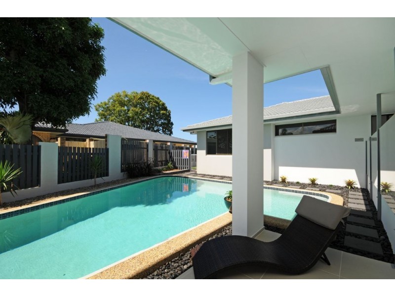16 Aroona Av, Broadbeach Waters QLD 4218