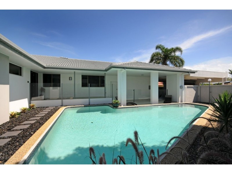 16 Aroona Av, Broadbeach Waters QLD 4218