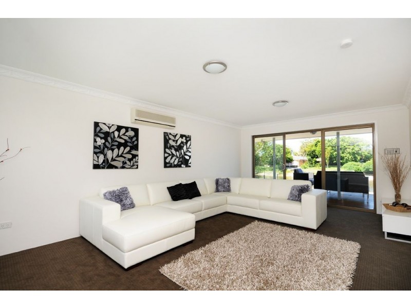 16 Aroona Av, Broadbeach Waters QLD 4218