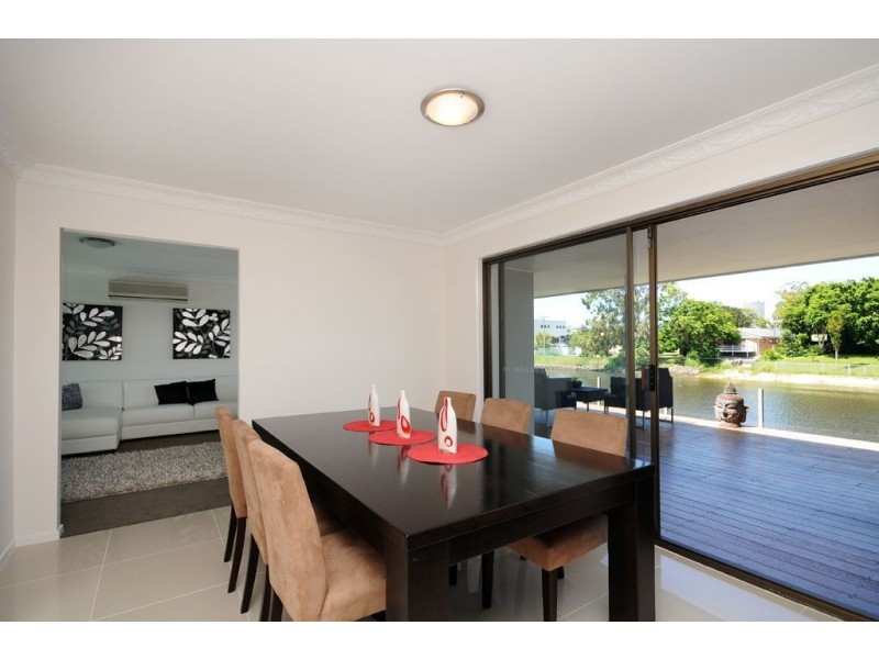 16 Aroona Av, Broadbeach Waters QLD 4218