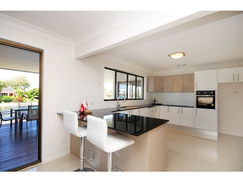 16 Aroona Av, Broadbeach Waters QLD 4218