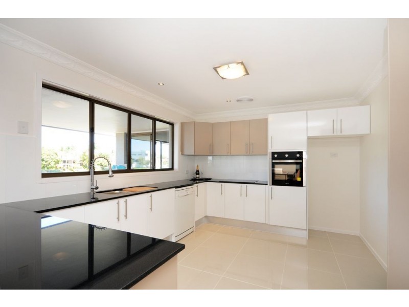 16 Aroona Av, Broadbeach Waters QLD 4218