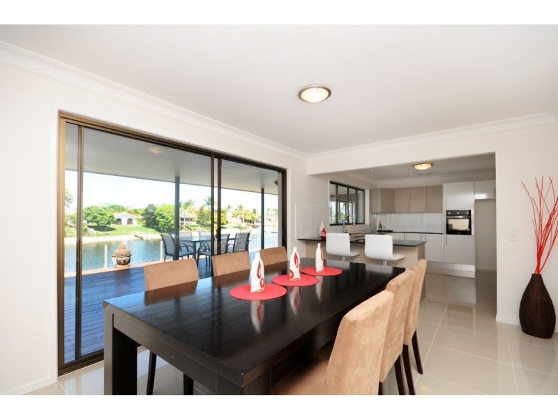 16 Aroona Av, Broadbeach Waters QLD 4218