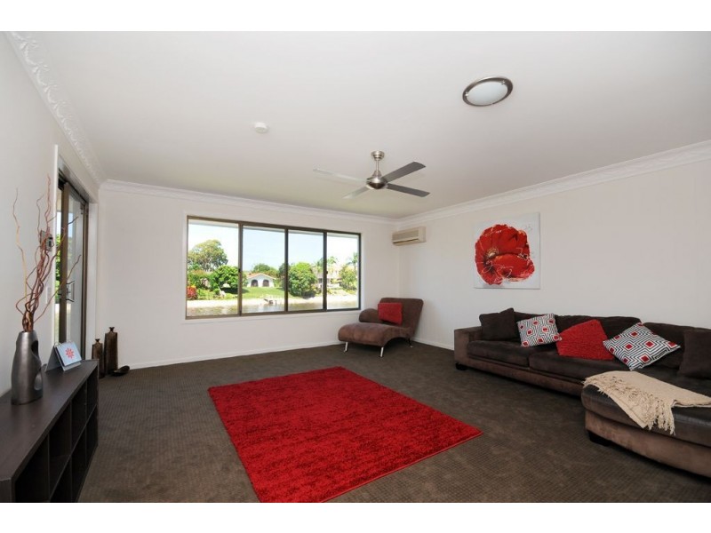16 Aroona Av, Broadbeach Waters QLD 4218