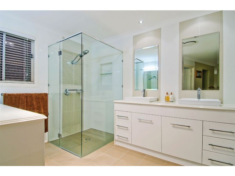 31 Nirvana Court, Runaway Bay QLD 4216