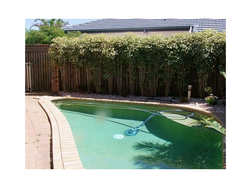 6 Sternlight Close, Clear Island Waters QLD 4226