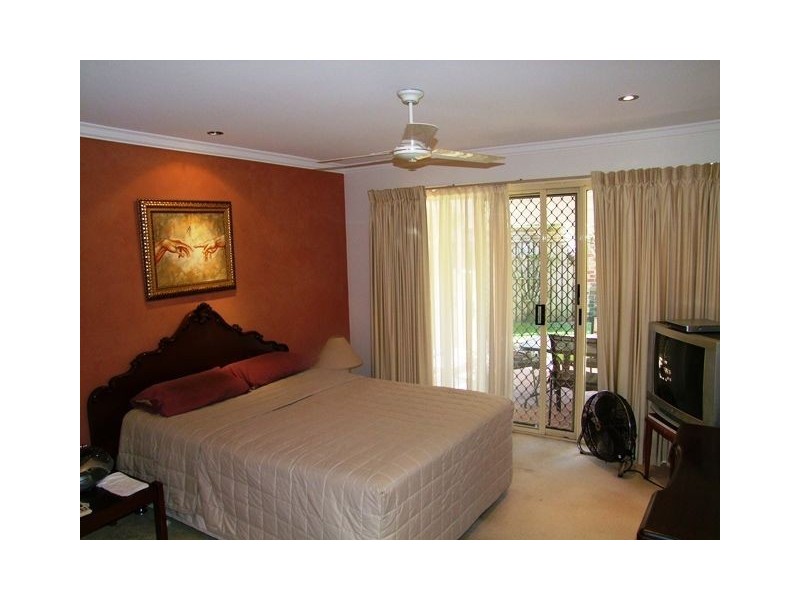 6 Sternlight Close, Clear Island Waters QLD 4226