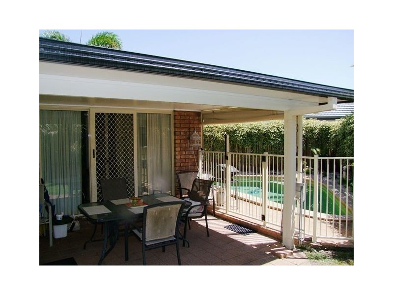 6 Sternlight Close, Clear Island Waters QLD 4226