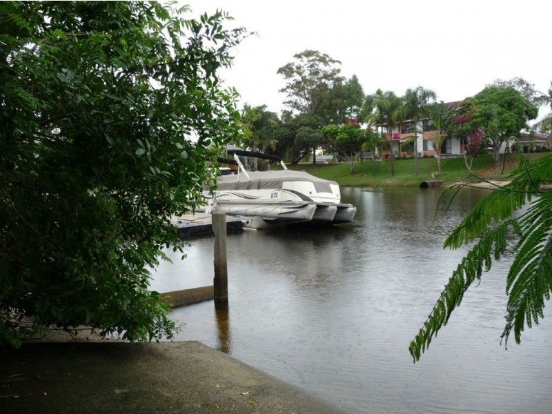 18 Helm Court, Mermaid Waters QLD 4218