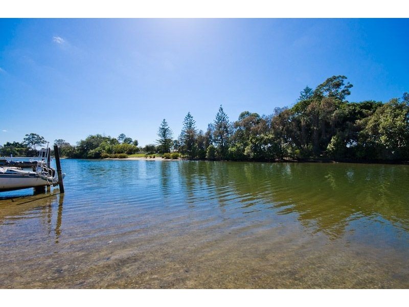 35 Bermuda Street, Broadbeach Waters QLD 4218