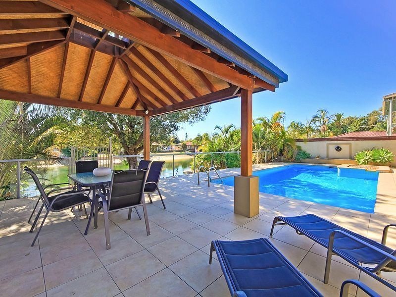 4 Rosemont Ave, Broadbeach Waters QLD 4218