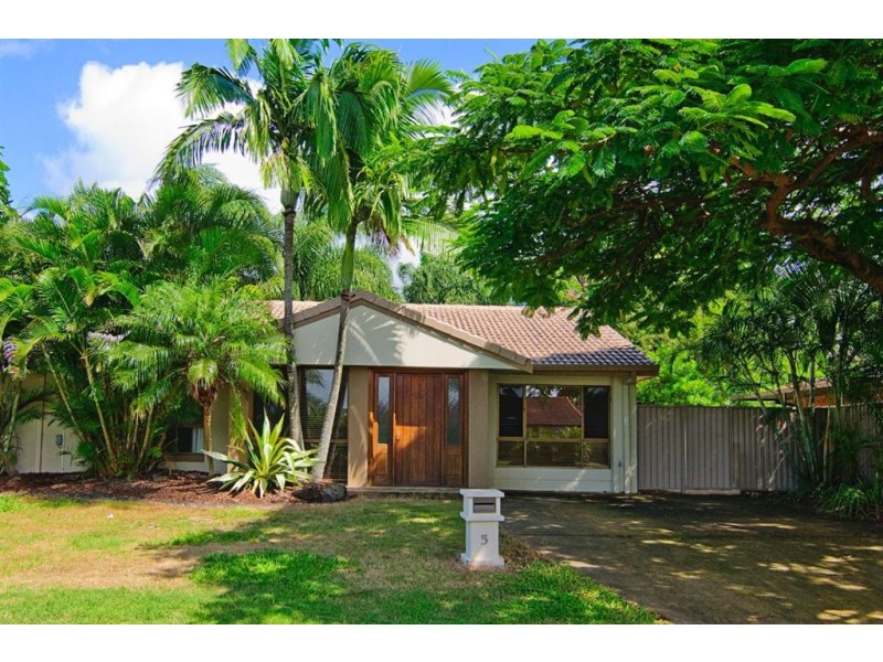 5 Sigatoka Place, Clear Island Waters QLD 4226