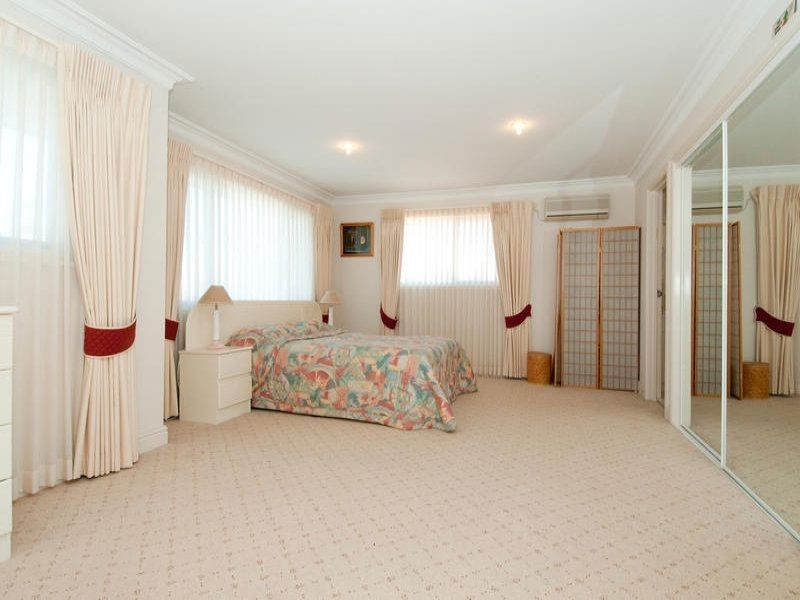 10 Folkstone Place, Runaway Bay QLD 4216