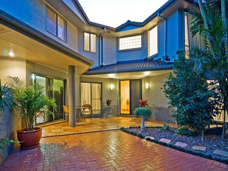 10 Folkstone Place, Runaway Bay QLD 4216