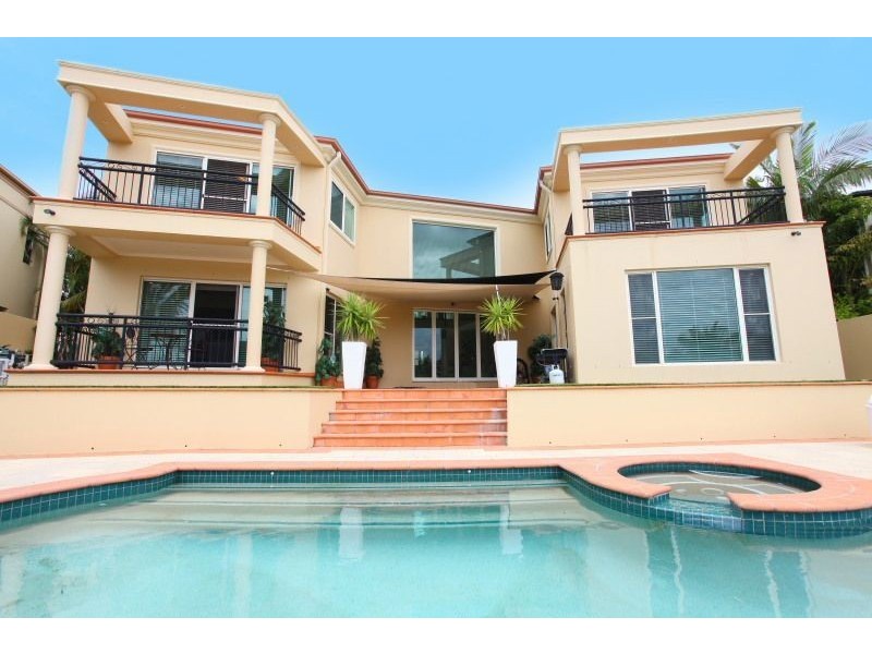 35 Istana View, Clear Island Waters QLD 4226