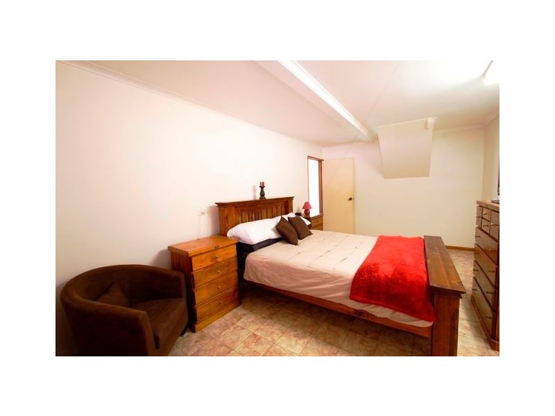 8 Cruiser Court, Mermaid Waters QLD 4218