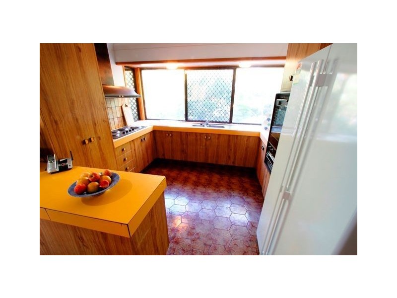 8 Cruiser Court, Mermaid Waters QLD 4218