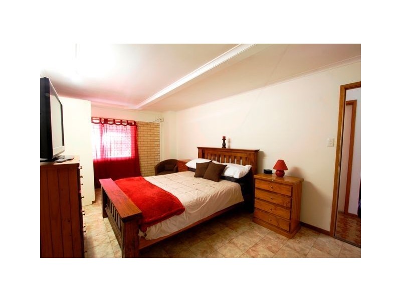 8 Cruiser Court, Mermaid Waters QLD 4218