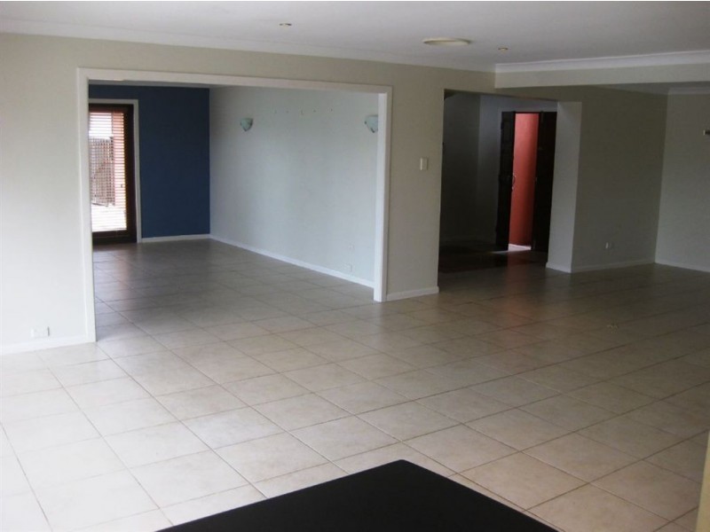 12 Beverley Cres, Broadbeach Waters QLD 4218