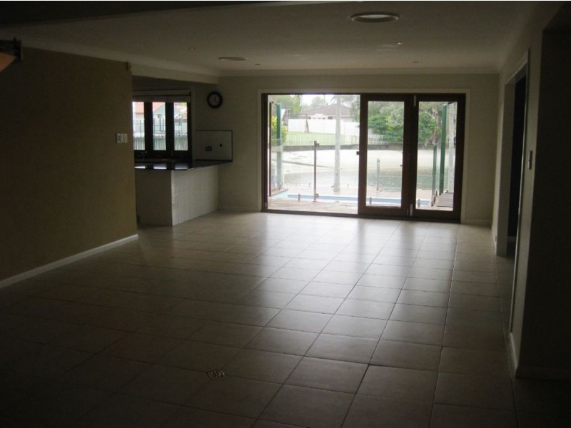 12 Beverley Cres, Broadbeach Waters QLD 4218