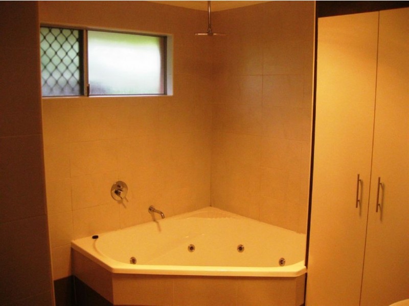 12 Beverley Cres, Broadbeach Waters QLD 4218