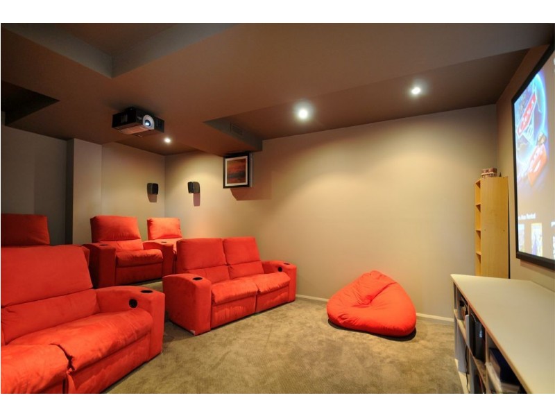 33 Kincaid Drive, Highland Park QLD 4211