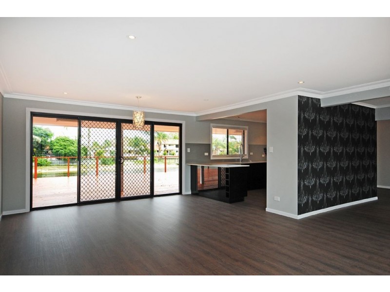 13 Sundowner Crt, Mermaid Waters QLD 4218