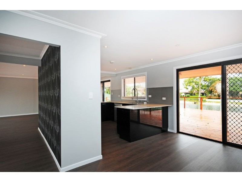 13 Sundowner Crt, Mermaid Waters QLD 4218