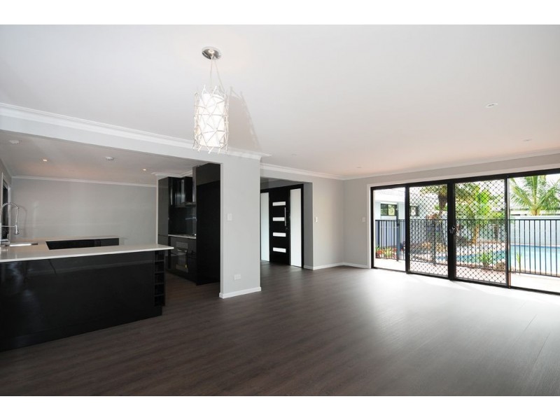 13 Sundowner Crt, Mermaid Waters QLD 4218