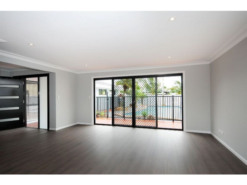 13 Sundowner Court, Mermaid Waters QLD 4218