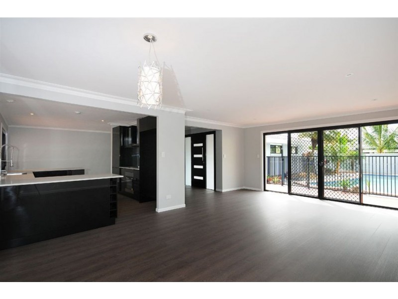13 Sundowner Court, Mermaid Waters QLD 4218