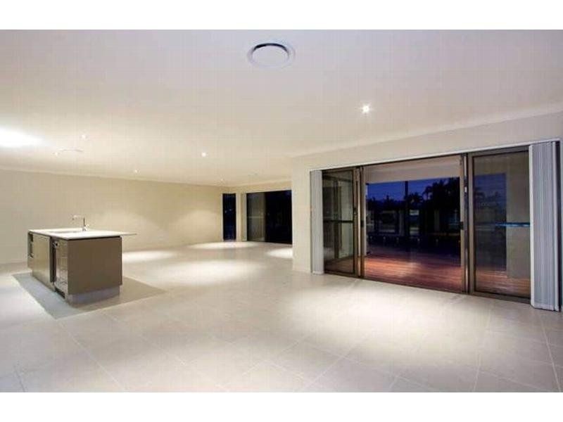 10 Meredith Dr, Broadbeach Waters QLD 4218