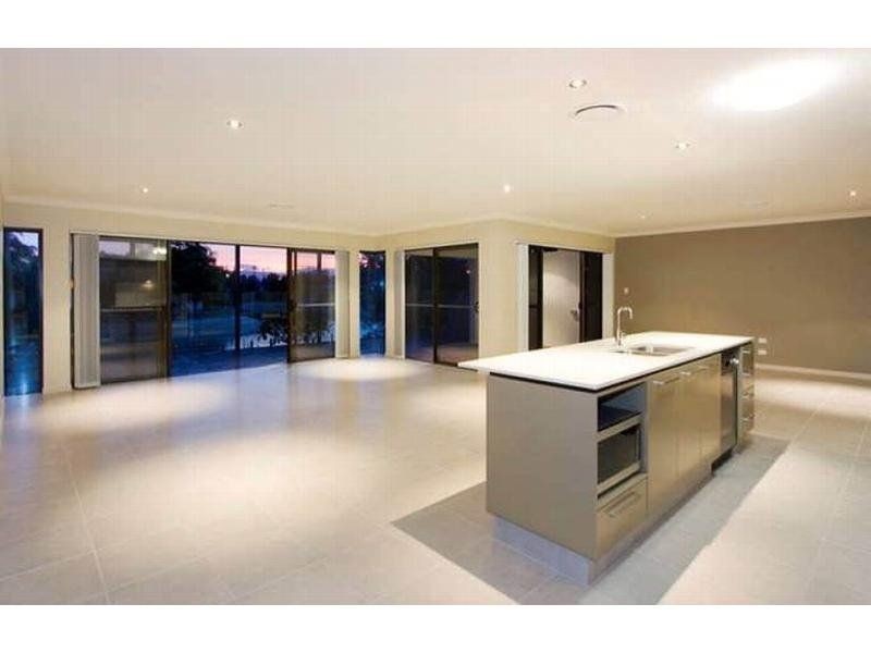 10 Meredith Dr, Broadbeach Waters QLD 4218