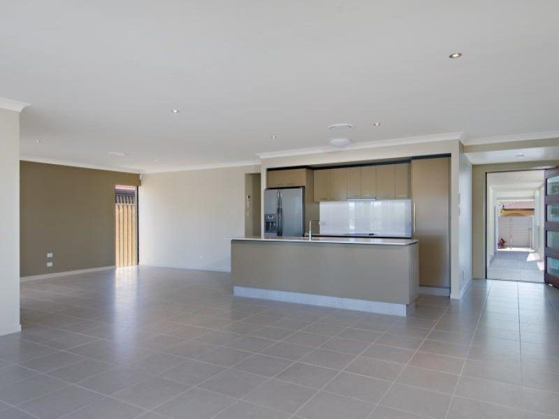 10 Meredith Dr, Broadbeach Waters QLD 4218