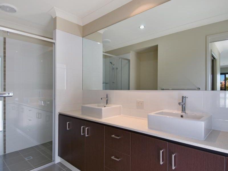 10 Meredith Dr, Broadbeach Waters QLD 4218