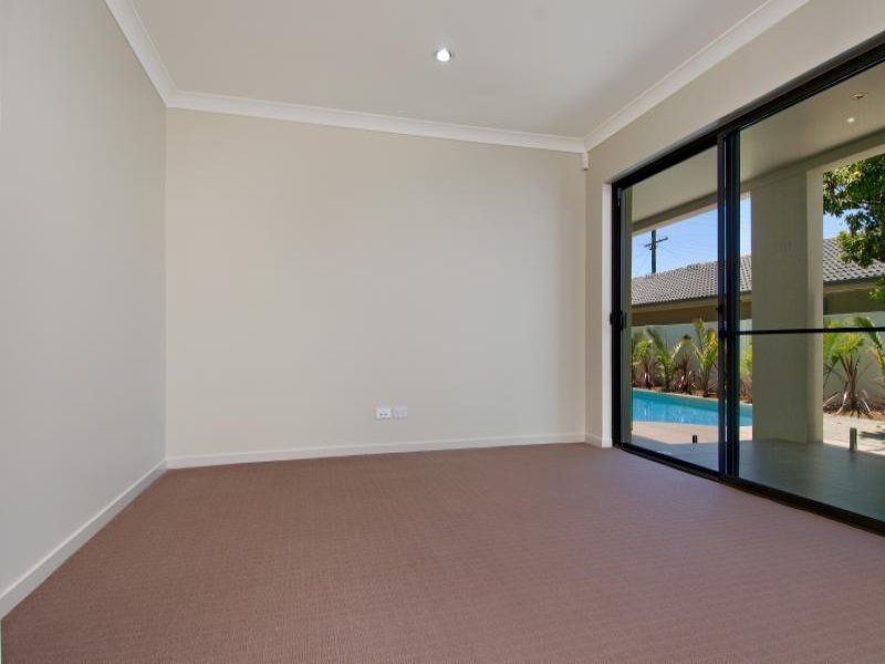 10 Meredith Dr, Broadbeach Waters QLD 4218