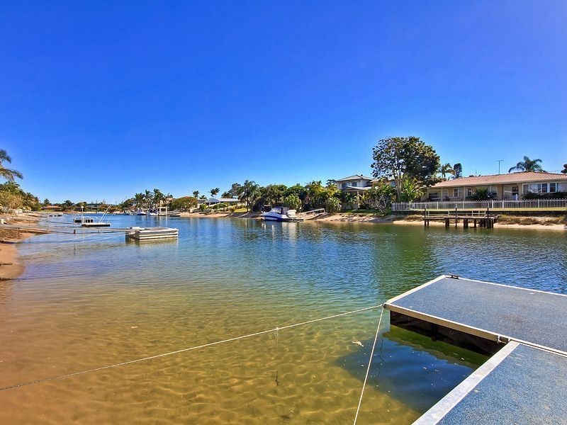 4 Rosemont Ave, Broadbeach Waters QLD 4218
