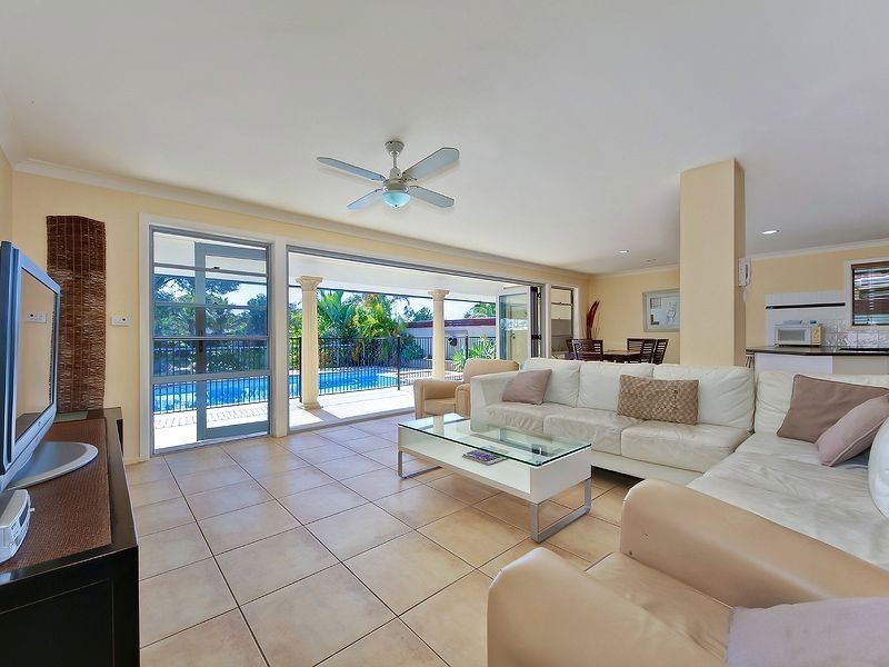 4 Rosemont Ave, Broadbeach Waters QLD 4218