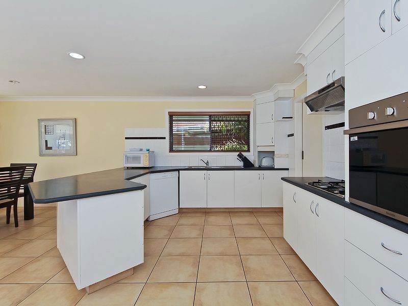 4 Rosemont Ave, Broadbeach Waters QLD 4218