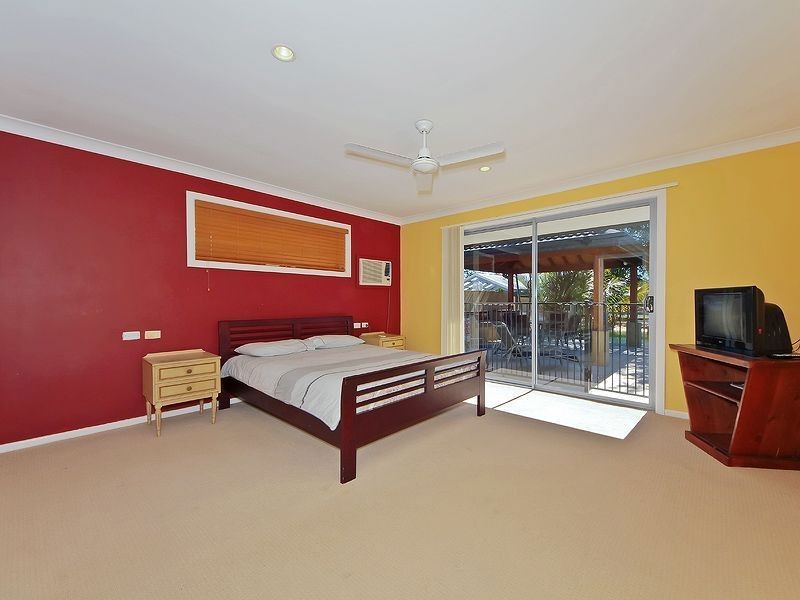 4 Rosemont Ave, Broadbeach Waters QLD 4218