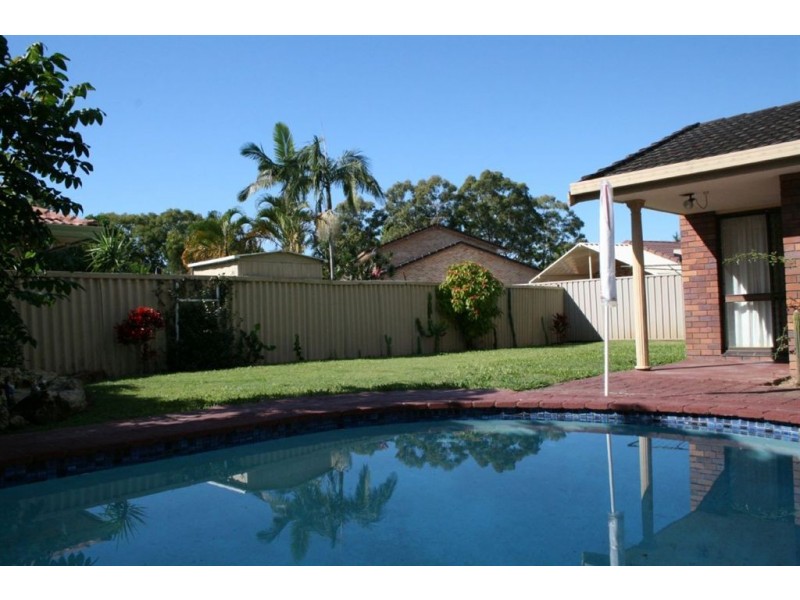 11 Launch Road, Mermaid Waters QLD 4218