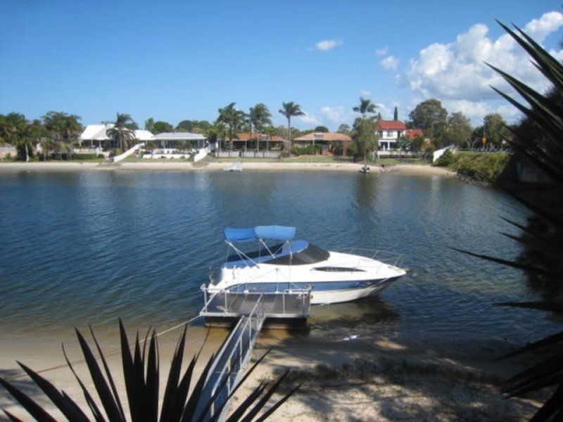 1 Winch Court, Mermaid Waters QLD 4218
