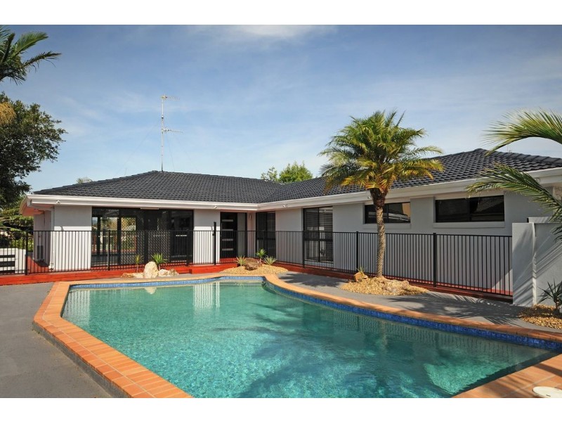 13 Sundowner Crt, Mermaid Waters QLD 4218