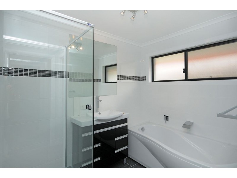 13 Sundowner Crt, Mermaid Waters QLD 4218