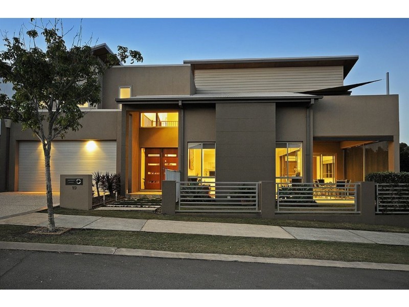 19 Moyenne Crescent, Varsity Lakes QLD 4227