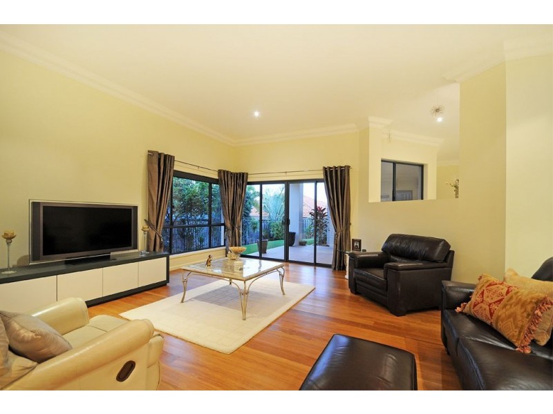 12 Magenta Drive, Varsity Lakes QLD 4227