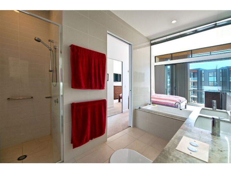 2405 Mamrina Promenade, Paradise Point QLD 4216