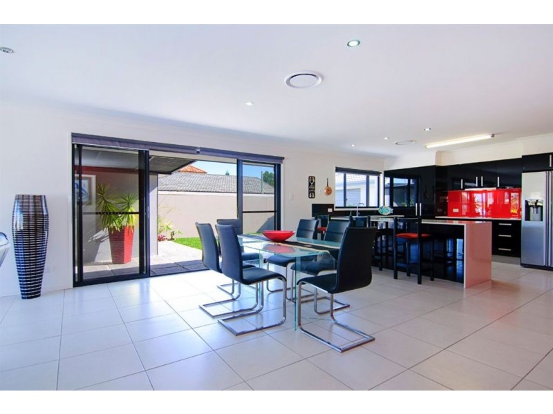 16 Dobell Avenue, Paradise Point QLD 4216