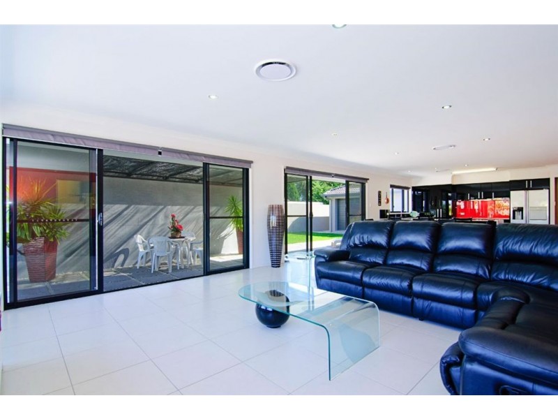 16 Dobell Avenue, Paradise Point QLD 4216